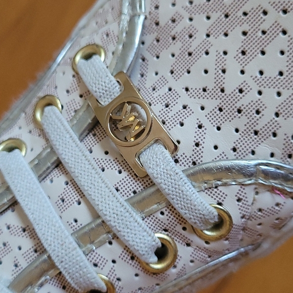 Michael Kors perforated slip-on shoes 👧 - Picture 6 of 8